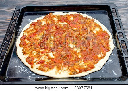 Lubrication of tomato sauce for pizza cake