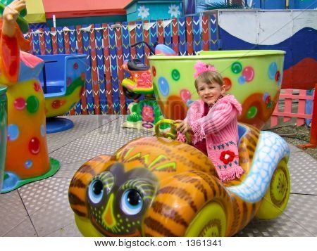  Ragazza avendo Joy Ride su Merry Go Round