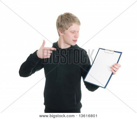 een jonge man houdt een Klembord