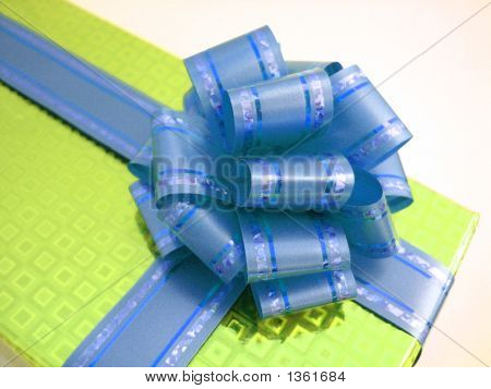 蓝丝带绑在一个黄色蝴蝶结在白色背景