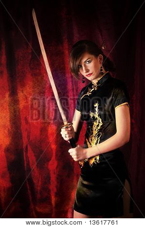 Frau mit Katana