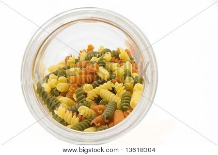 Barevné syrové Fusilli ve sklenici