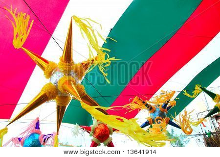 Mexikói zászló háttérben mexikói Pinata