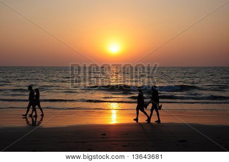 Solnedgang på stranden i Goa