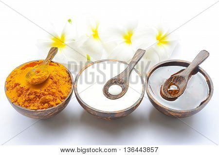 Face Mask with turmeric powder yogurt and honey for skin health.