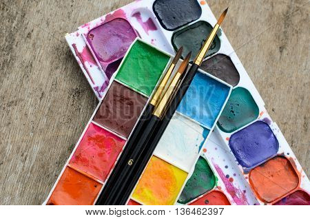 Old and used watercolor paintbox for drawing