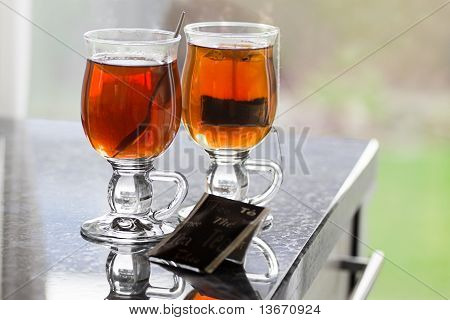Teaglasses mit Tee auf Küche Kommode