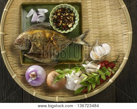 fried black pomfret with chili and sauce