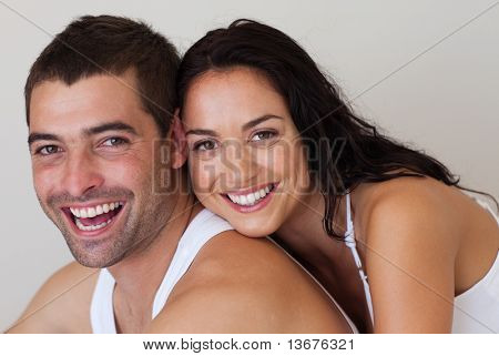 Romantique souriant Young Couple détente dans chaque autres compagnie