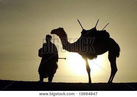 Silhouette di un nomade e cammello