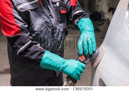 Polishing the car with power buffer machine