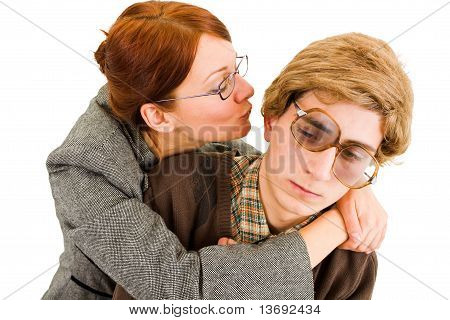 Frau, die versucht, eine Nerd zu küssen