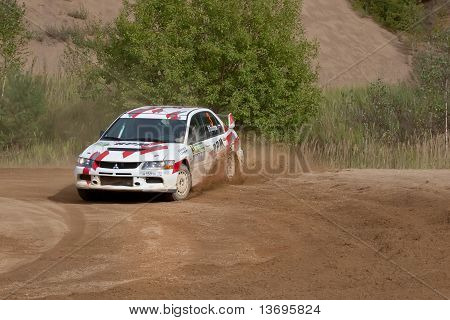 Rostov, Rússia - 05 de setembro: Uriy Volkov dirige carros de Subaru Impreza durante Rostov Velikiy Rússia