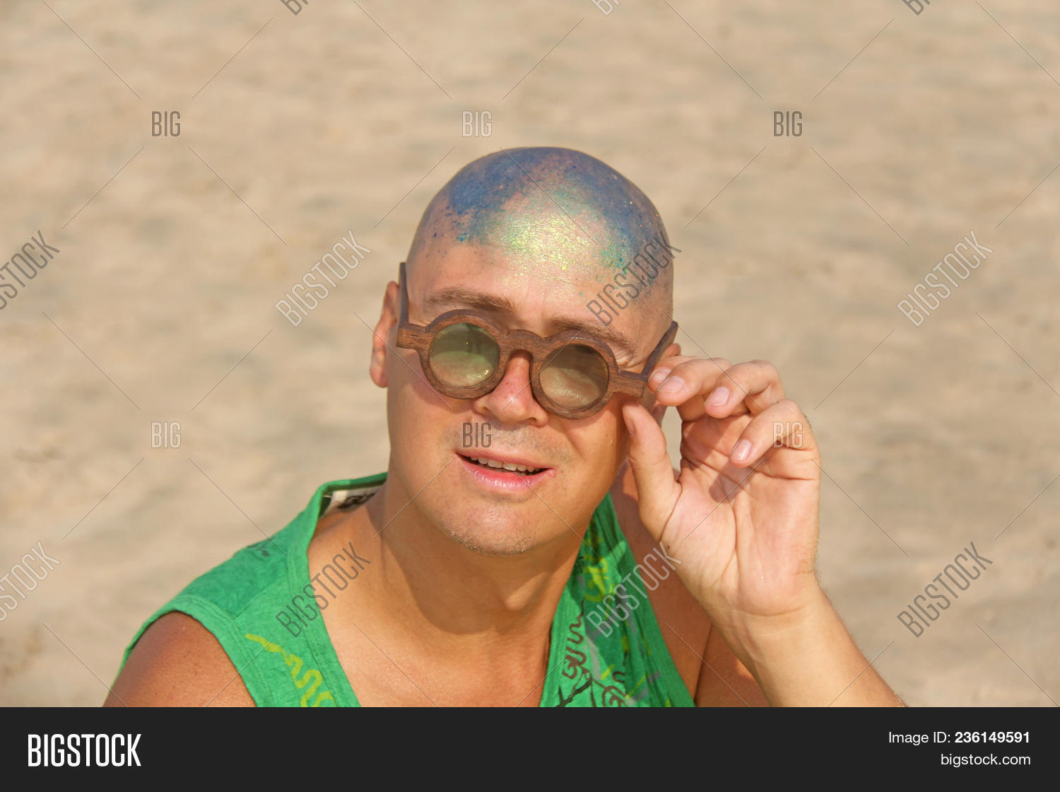 сверкающая лысина. лысина блестит. лысая голова. лысый затылок. блестящая лысина.