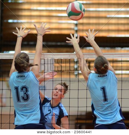 KAPOSVAR, Ungarn - SEPTEMBER 11: Zsanett Pinter (C) i aktion på den ungarske NB I. League volleyb
