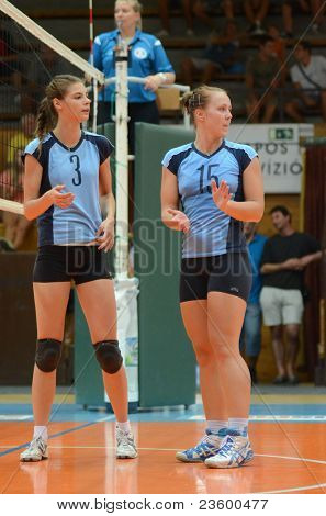 KAPOSVAR, Ungheria - 11 settembre: I giocatori di Kaposvar presso la ga di pallavolo donna ungherese NB I. lega