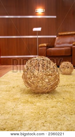 Stroh-Kugel auf dem Fell Teppich