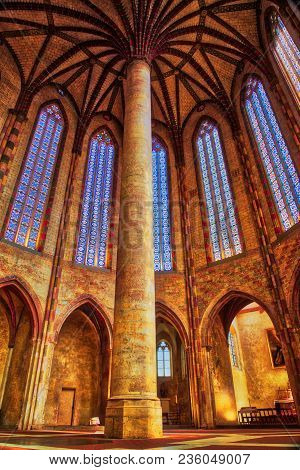 Toulouse, France: 4/4/2018 - Interior Photo Of The Church Of The Jacobins Showing One Pillar, Large 