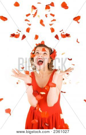 Menina em pétalas de rosas e vermelhas