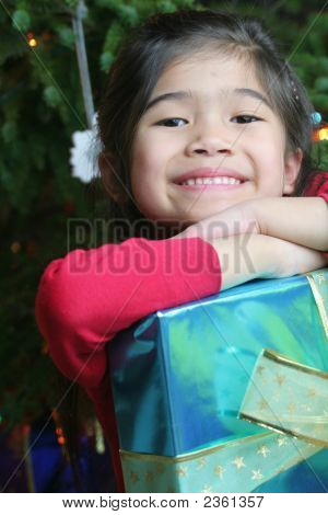6 歳の少女を彼女のクリスマス プレゼントを保持