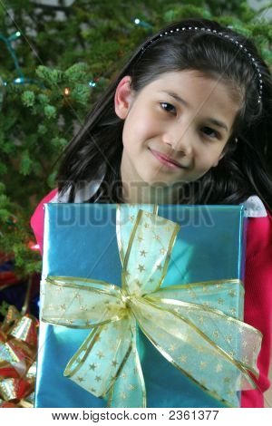 8 歳のクリスマス プレゼントを持って女の子