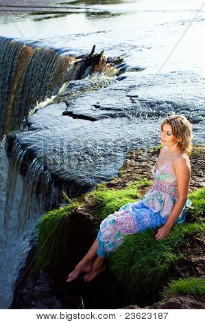 krásná dívka na pokraj ofriver vodopády