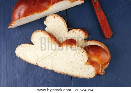 pečený výrobek: snížit challah nad modré malované dřevěné desky
