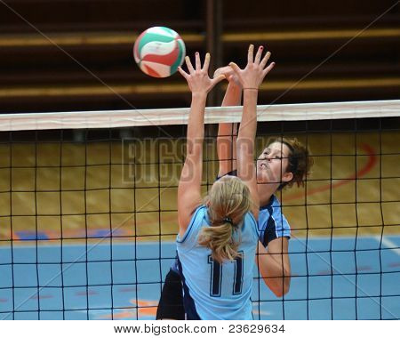 KAPOSVAR, Ungheria - 11 settembre: Karmen Kovacs (R) in azione presso la donna ungherese NB I. League vo