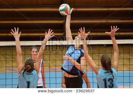 KAPOSVAR, Ungheria - 11 settembre: Petra Horvath (C) in azione presso la donna ungherese NB I. League vo