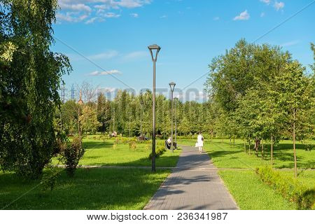 Moscow, Russia - 23 July, 2017: Walking Area On A Warm Summer Evening In A Recreation Area In Altufe
