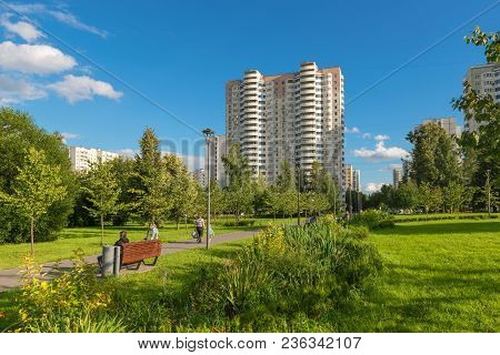 Moscow, Russia - 23 July, 2017: Walking Area On A Warm Summer Evening In A Recreation Area In Altufe