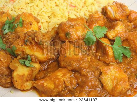 인도 치킨 dansak 봄 베이 알루 감자 카레와 pilau 쌀.