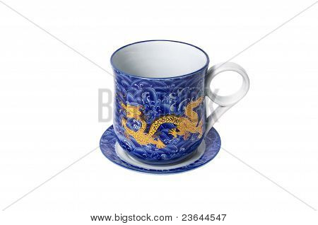 Plato de porcelana y copa con un dragón aislado sobre fondo blanco