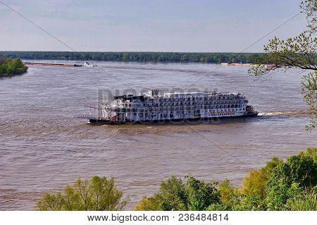 Vicksburg, Usa, 2018.04.11.: The Cruise Ship American Queen Is Heading South From Vicksburg To Natch