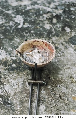 The Crucible Is A High-refractory Capacity For Heating, Drying, Incineration, Melting Looks Like Thi