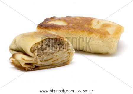 Palačinka s masem na bílém pozadí