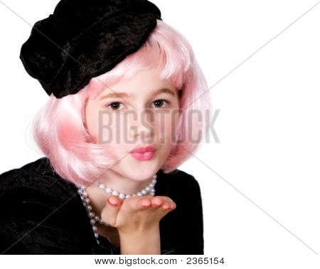 Jovem Diva soprando um beijo