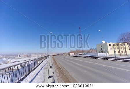 Nizhny Novgorod, Russia. - March 29.2018. View Of The Descent Towards The Metro Bridge On Barminskay