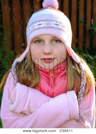 Jeune fille dans le froid