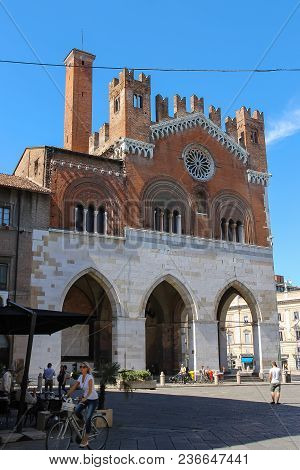 Piacenza, Italy - August 7, 2016: Palazzo Comunale, Also Known As Il Gotico At The Piazza Cavalli
