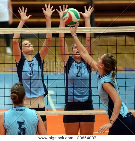 KAPOSVAR, Ungarn - SEPTEMBER 11: Zsanett Pinter (2) i aktion på den ungarske NB I. League volleyb
