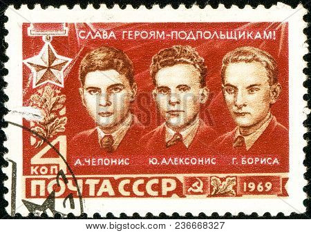 Ukraine - Circa 2018: A Postage Stamp Printed In Ussr Show Heroes Of The World Second War. Cheponis,