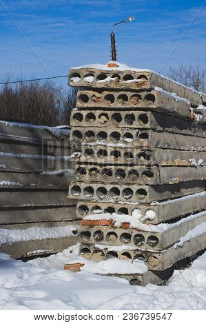 Old Concrete Ceilings, Set By The Post After The Demolition Of The Dilapidated Dilapidated House. Di