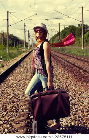 Ragazza che cammina sulla ferrovia