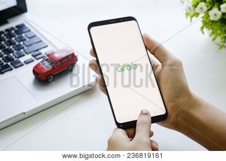 Chiang Mai,thailand - Feb 19, 2018 : Samsung Galaxy S8 Plus Open Grab Application On Woman Hands,gra