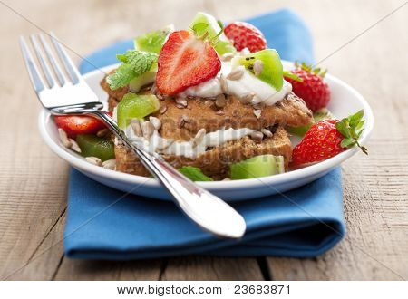 pane con ricotta e frutti di bosco
