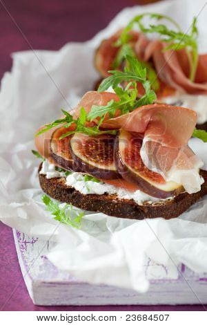 三文治火腿、 山羊奶酪和无花果