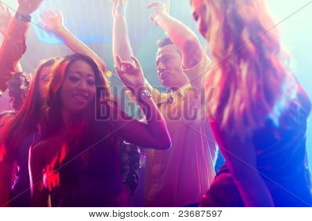 Gruppo di persone - uomini e donne - ballare in una discoteca per la musica