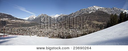 Panorama della città di Bormio, Italia