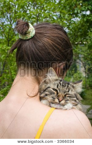 少女と彼女の猫